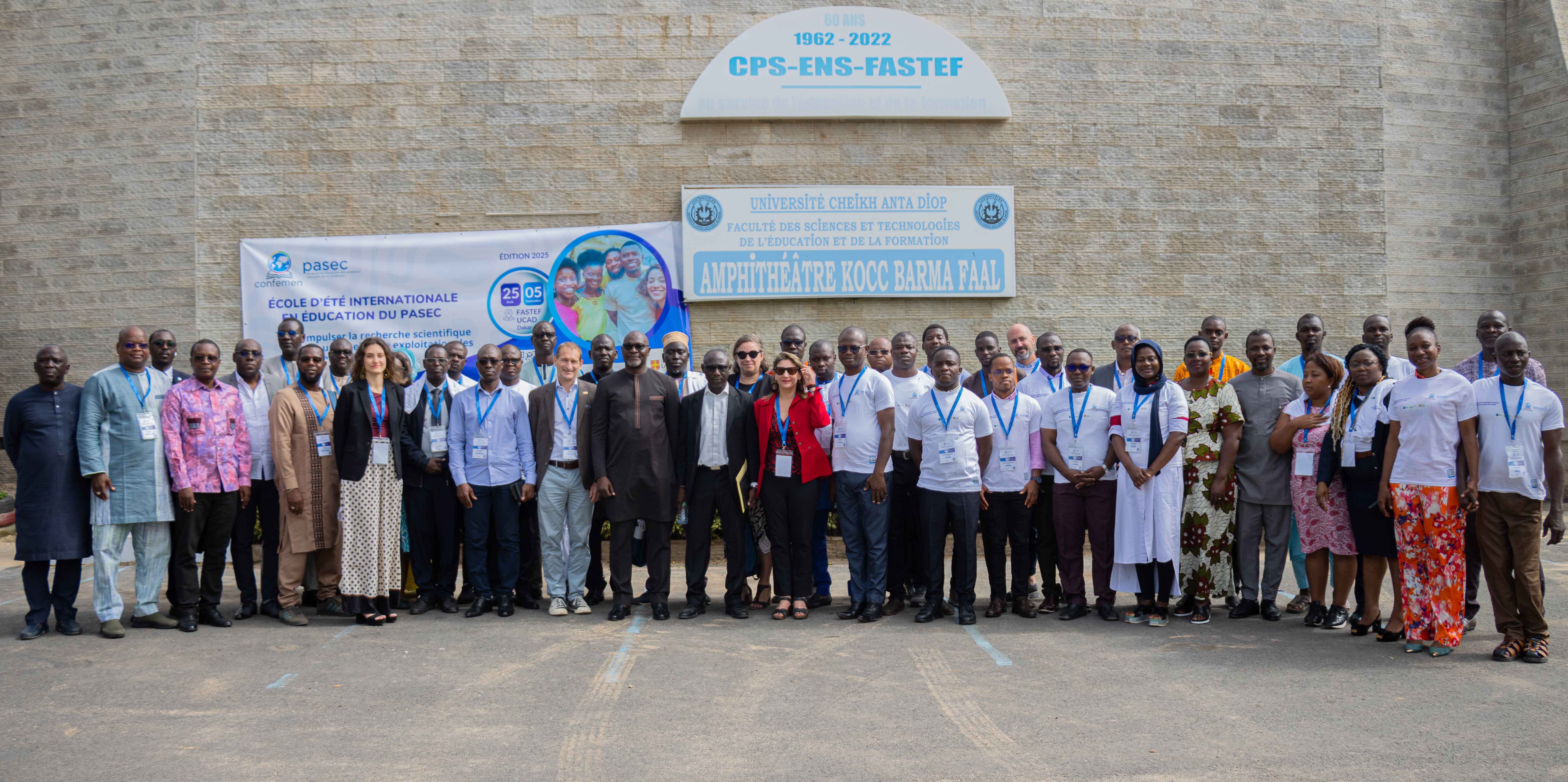 Photo de groupe officielle des participants de l'École d'Été PASEC 2025 devant l'amphithéâtre Kogo Barma Paal - FASTEF UCAD
