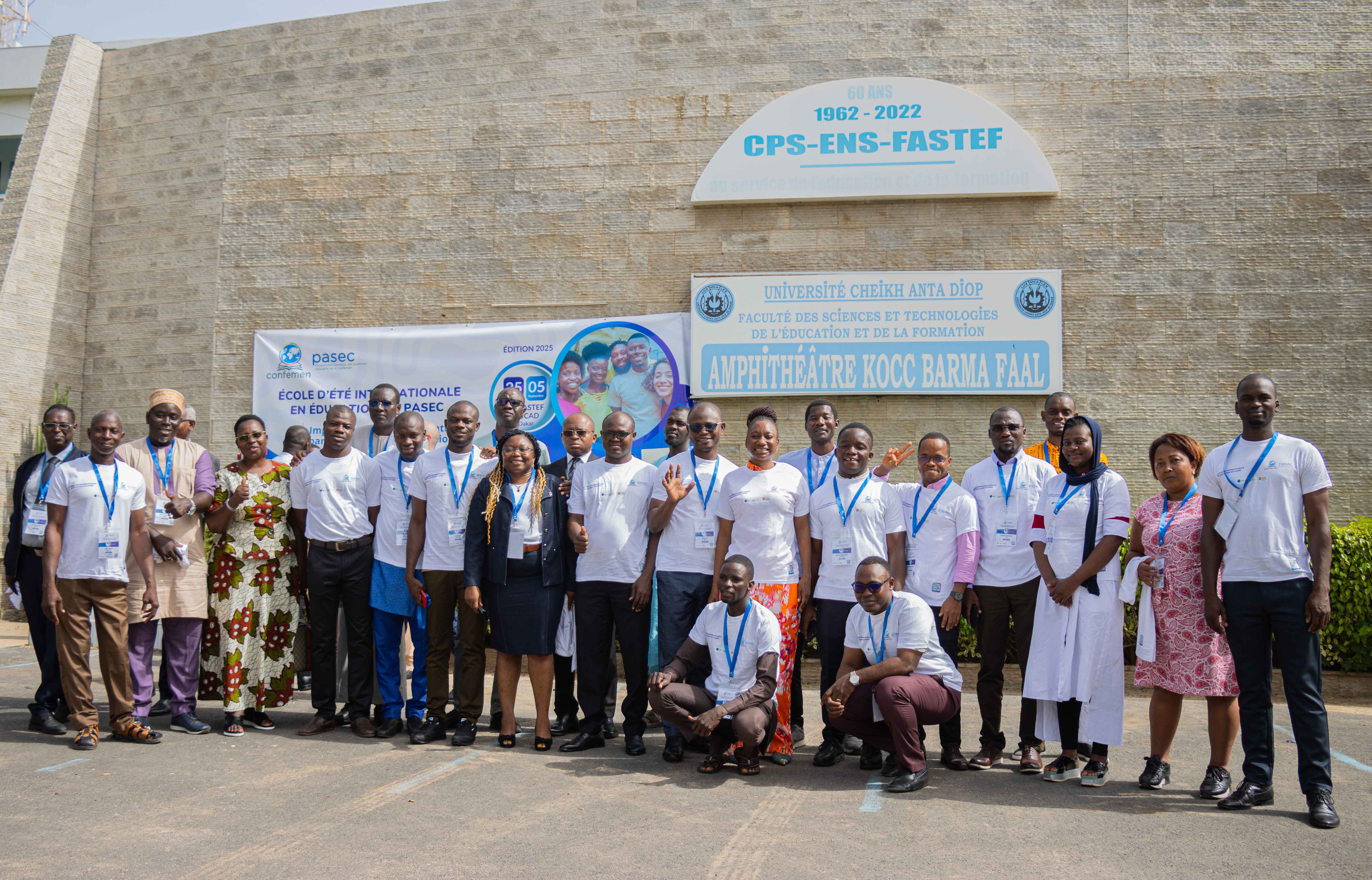Photo de groupe des participants de l'École d'Été PASEC 2025 devant l'amphithéâtre Kogo Barma Paal - Moment institutionnel FASTEF UCAD