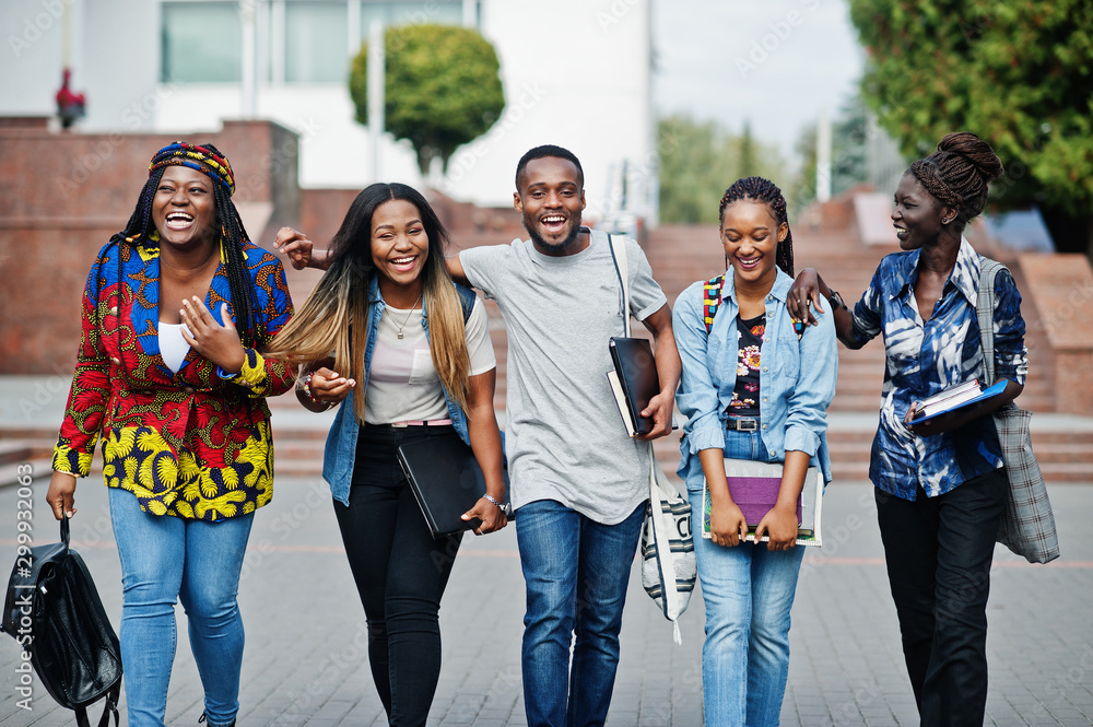 Groupe d'étudiants africains souriants marchant sur le campus - École d'été PASEC