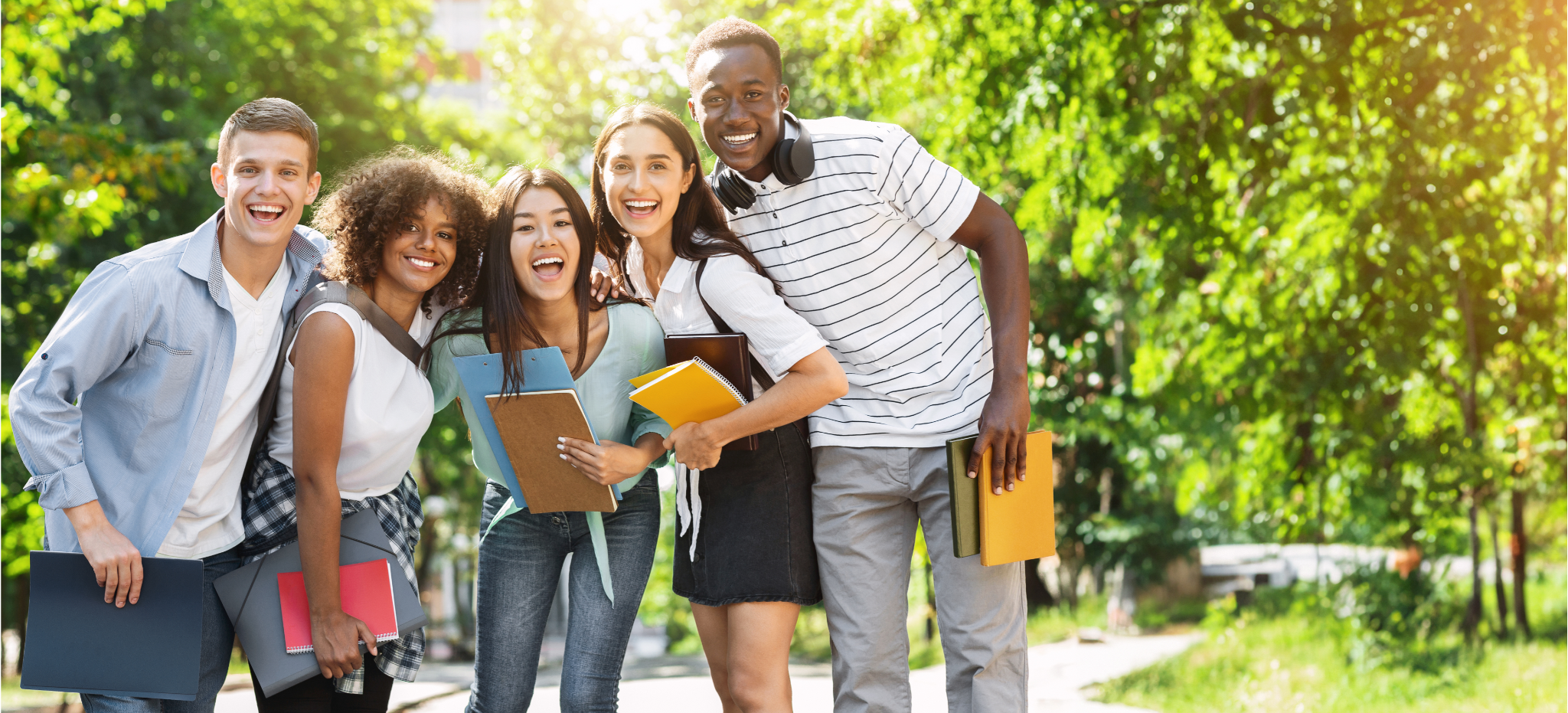 Étudiants internationaux diversifiés posant ensemble - École d'été PASEC internationale
